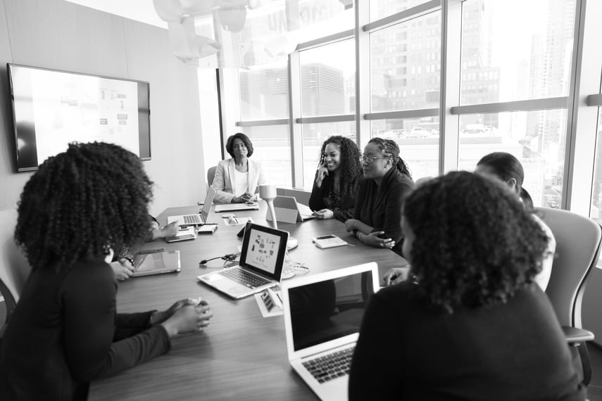 black-and-white-conference-room-devices-1181427