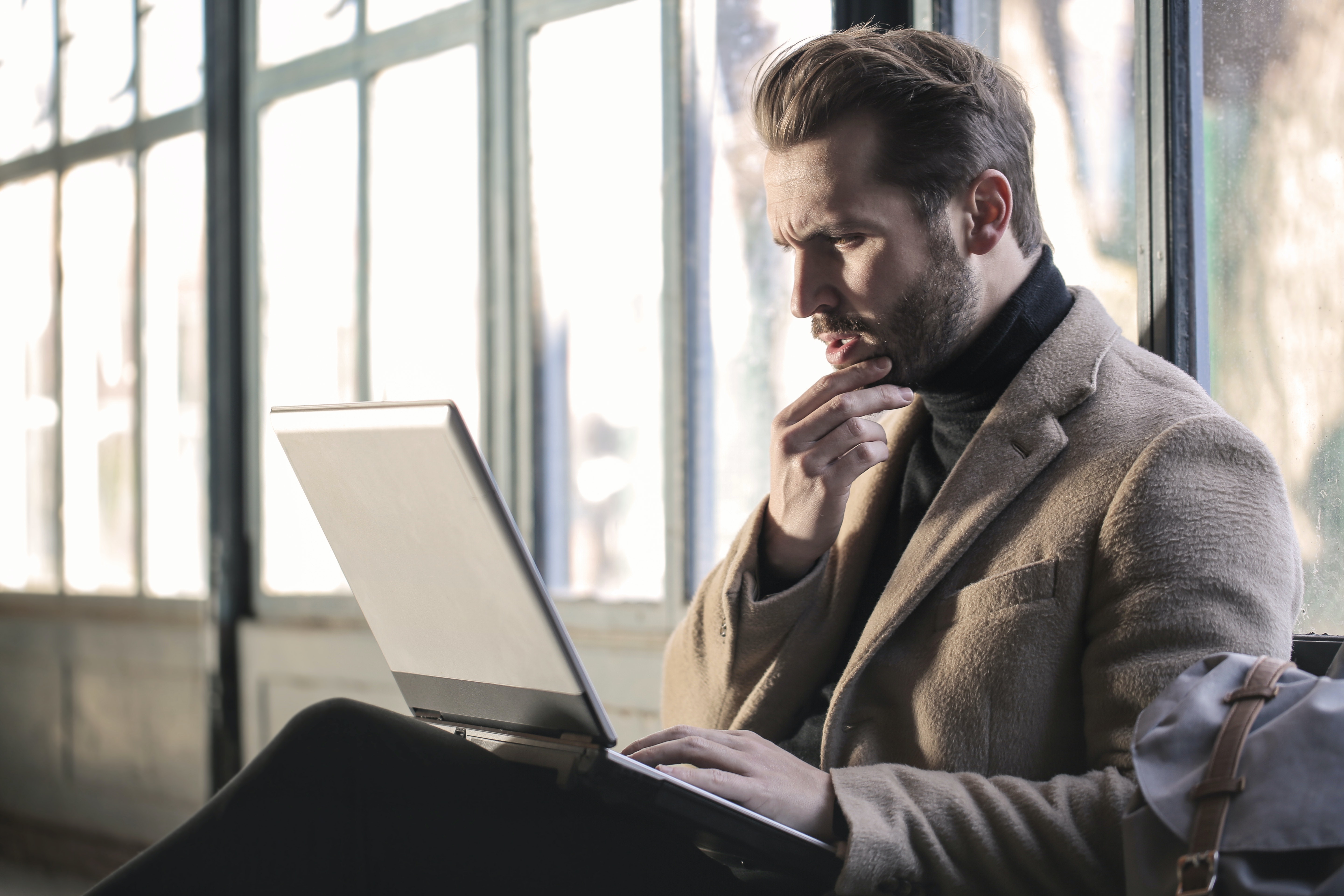 business-user-laptop-it